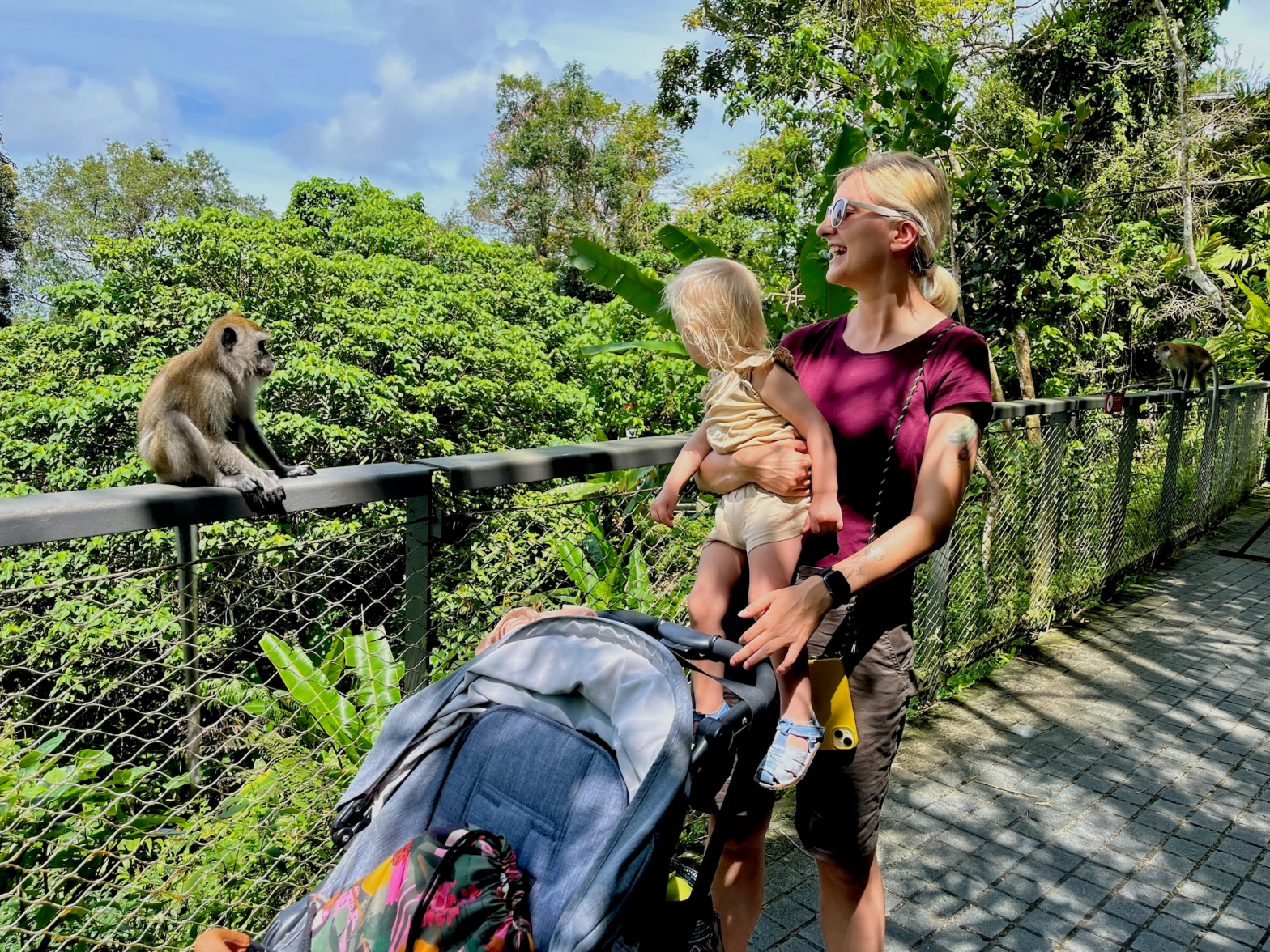 autorka s dítětem a opicí na Penang Hill